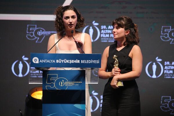 'En İyi Erkek Oyuncu Ödülü' LCV (Lütfen Cevap Veriniz) filmindeki rolüyle Cem Yiğit Üzümoğlu ve Kurak Günler filmindeki rolüyle Selahattin Paşalı aldı, 'En İyi Kadın Oyuncu' ödülünün sahibi ise Kar ve Ayı filmindeki rolüyle Merve Dizdar oldu. Dizdar, sanatçılara, ödül alanlara, katılanlara teşekkür ederek, film yaptıkları için gurur duyduklarını vurguladı. - Sputnik Türkiye
