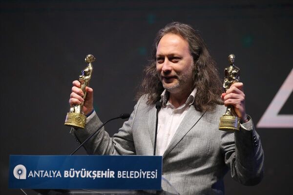 'En İyi Senaryo Ödülü', 'Karanlık Gece' filmiyle Murat Uyurkulak ve Özcan Alper'e, Cahide Sonku Ödülü ise 'Kurak Günler' filmindeki rolüyle Çiğdem Mater'e gitti. - Sputnik Türkiye