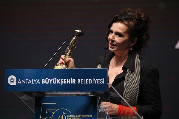 Ulusal Kısa Metraj Film Yarışması'nda 'Jüri Özel Ödülü' Özgürcan Uzunyaşa'nın yönetmenliğini üstlendiği 'Cehennem Boş, Tüm Şeytanlar Burada' filmine verildi. 'En İyi Kısa Film' ödülü, Barış Kefeli ve Nükhet Taner'in 'Ben Tek Siz Hepiniz' filmine gitti. - Sputnik Türkiye