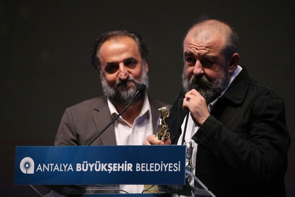 'En İyi Film' ödülü, Martin Bouloca'nın 'Ziyaretçi' filmine verildi. Bouloca, ülkesi adına, önemli yaşam mücadelesi verenler adına ödülünü aldığını söyledi. - Sputnik Türkiye