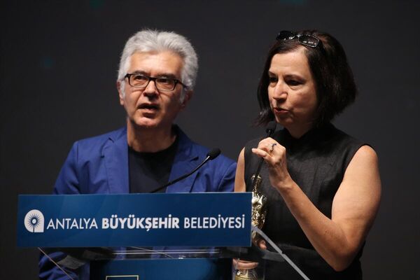 'En İyi Sanat Yönetmeni' ödülü, 'İguana Tokyo' filmiyle Meral Efe Yurtseven ve Yunus Emre Yurtseven'e verildi. 'En İyi Kurgu' ödülü, 'Kurak Günler' filmiyle Özcan Vardar ve Eytan İpeker'e gitti. 'En İyi Görüntü Yönetmeni' ödülü de 'Kurak Günler' filmiyle Christos Karamanis'e verildi. - Sputnik Türkiye