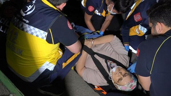 Bursa’da, yaya geçidinden yolun karşısına geçmeye çalışan Fatma Çetin’e (67), içinde hasta bulunmayan ambulans çarptı. Çarpışmanın etkisiyle yola savrularak yaralanan Çetin’e ilk müdahaleyi ambulansta bulunan sağlık personeli yaptı.  - Sputnik Türkiye