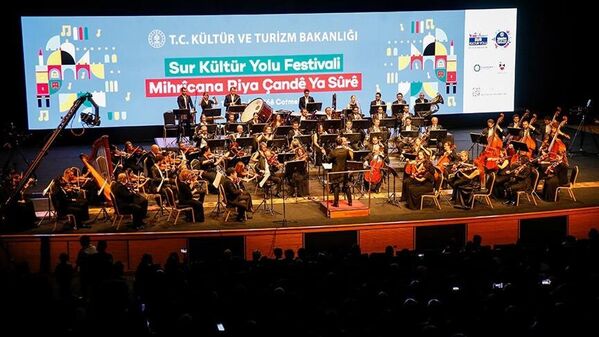 Cumhurbaşkanlığı Senfoni Orkestrası 13 yıl aranın ardından Diyarbakır'da sahne aldı - Sputnik Türkiye