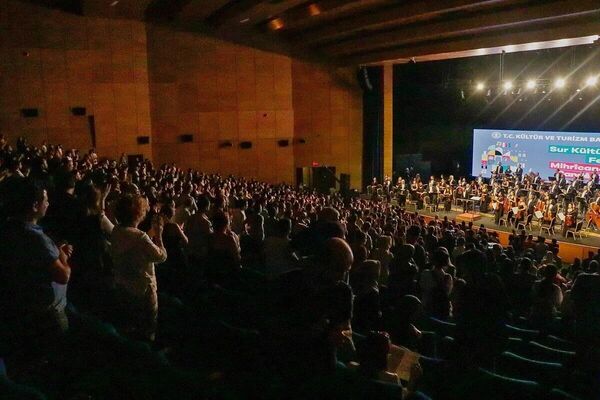 Cumhurbaşkanlığı Senfoni Orkestrası 13 yıl aranın ardından Diyarbakır'da sahne aldı - Sputnik Türkiye