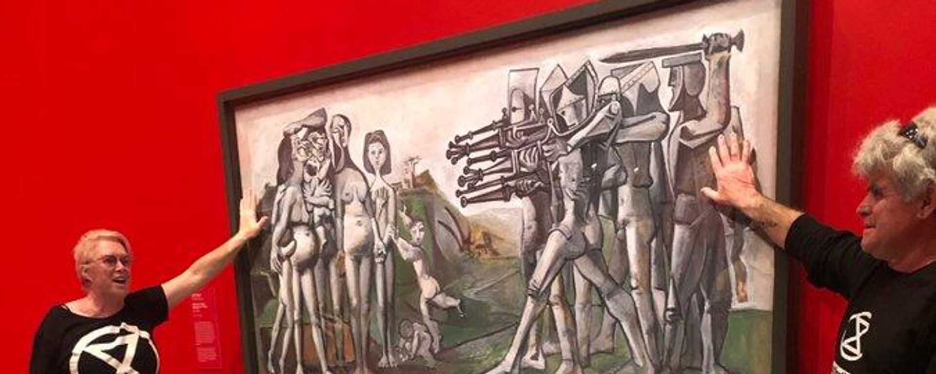 Avustralya'da Yokoluş İsyanı (Extinction Rebellion) adlı çevreci gruptan aktivistler, Pablo Picasso'nun  ABD'nin Kore Savaşı'ndaki politikasını protesto ettiği Kore'de Katliam isimli 1951 tarihli tablosunun cam kaplamasına ellerini zamkla yapıştırdı.  - Sputnik Türkiye, 1920, 11.10.2022