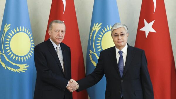 Erdoğan, Kazakistan Cumhurbaşkanı Tokayev ile bir araya geldi - Sputnik Türkiye