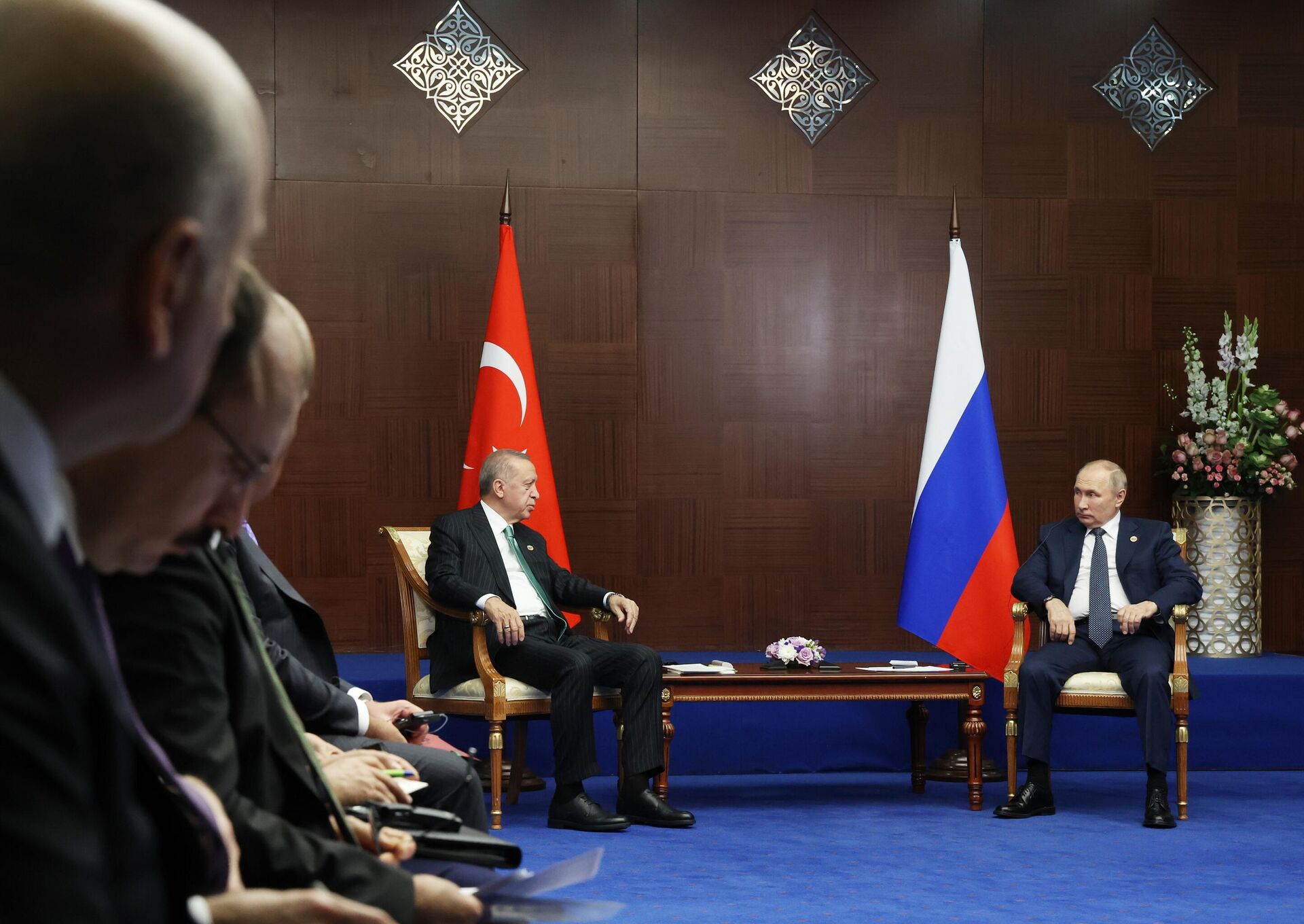 Erdoğan ve Putin'in, zirvenin düzenlendiği Bağımsızlık Sarayı'ndaki görüşmesi basına kapalı gerçekleştirildi. - Sputnik Türkiye, 1920, 24.12.2022