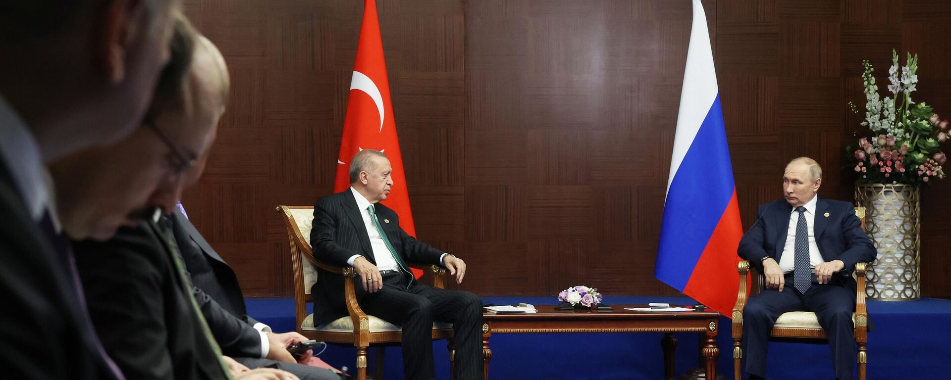 Erdoğan ve Putin'in, zirvenin düzenlendiği Bağımsızlık Sarayı'ndaki görüşmesi basına kapalı gerçekleştirildi. - Sputnik Türkiye, 1920, 14.10.2022