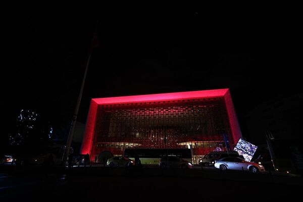 Atatürk Kültür Merkezi (AKM), meme kanserinde farkındalığa dikkati çekmek amacıyla pembe renkle ışıklandırıldı.
 - Sputnik Türkiye