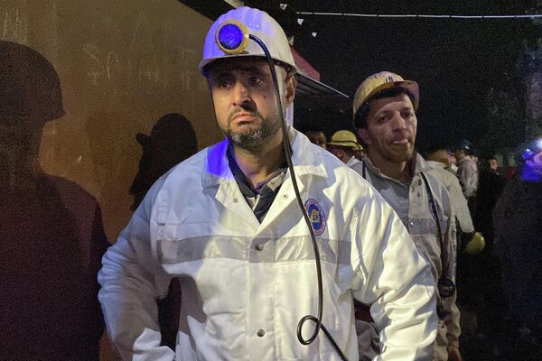 Bartın’ın Amasra ilçesinde meydana gelen patlamada maden işçileri, arkadaşlarının kurtarılma çalışmalarını endişe içinde izledi. - Sputnik Türkiye