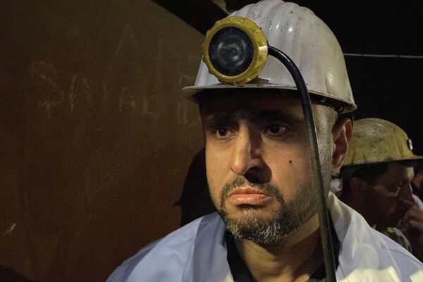 Bartın’ın Amasra ilçesinde meydana gelen patlamada maden işçileri, arkadaşlarının kurtarılma çalışmalarını endişe içinde izledi. - Sputnik Türkiye
