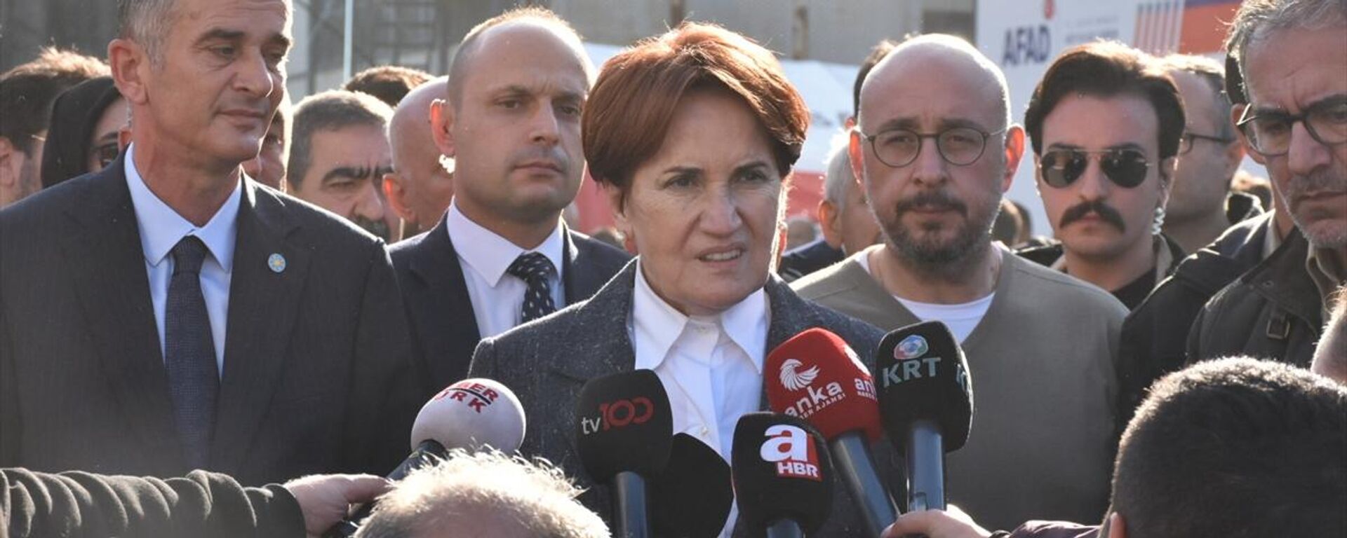 İYİ Parti Genel Başkanı Meral Akşener, Bartın’ın Amasra ilçesinde patlama yaşanan maden ocağında incelemede bulundu. Akşener, daha sonra basın mensuplarına açıklamada bulundu.
 - Sputnik Türkiye, 1920, 16.10.2022