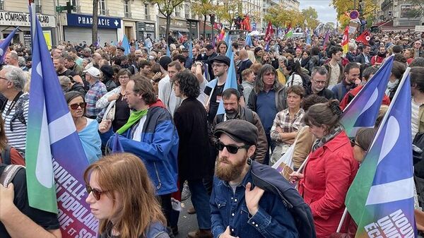 Fransa'da Boyun Eğmeyen Fransa partisinin lideri Jean-Luc Mélenchon'un önderliğindeki NUPES (Yeni Ekolojik ve Sosyal Halk Birliği) ittifakı, sendikalar ve derneklerin başkent Paris'te hayat pahalılığına karşı düzenlediği yürüyüşe on binlerce kişi katıldı.  - Sputnik Türkiye