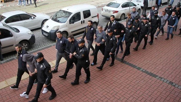 İnternet sitelerinden prefabrik ev yapımı ve satımı vaadiyle dolandırıcılık yaptıkları iddiasıyla gözaltına alınan 23 şüpheliden 17'si tutuklandı. - Sputnik Türkiye