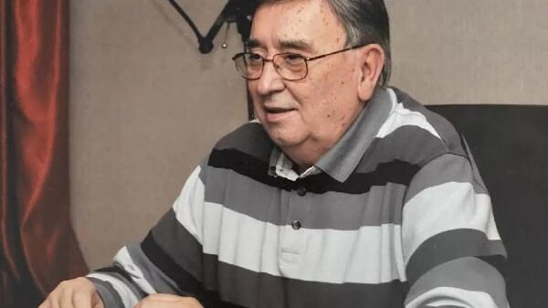 TRT ekranının efsane isimlerinden, Eurovision yarışmalarının simgesi ünlü sunucu Bülent Özveren 79 yaşında hayatını kaybetti. - Sputnik Türkiye