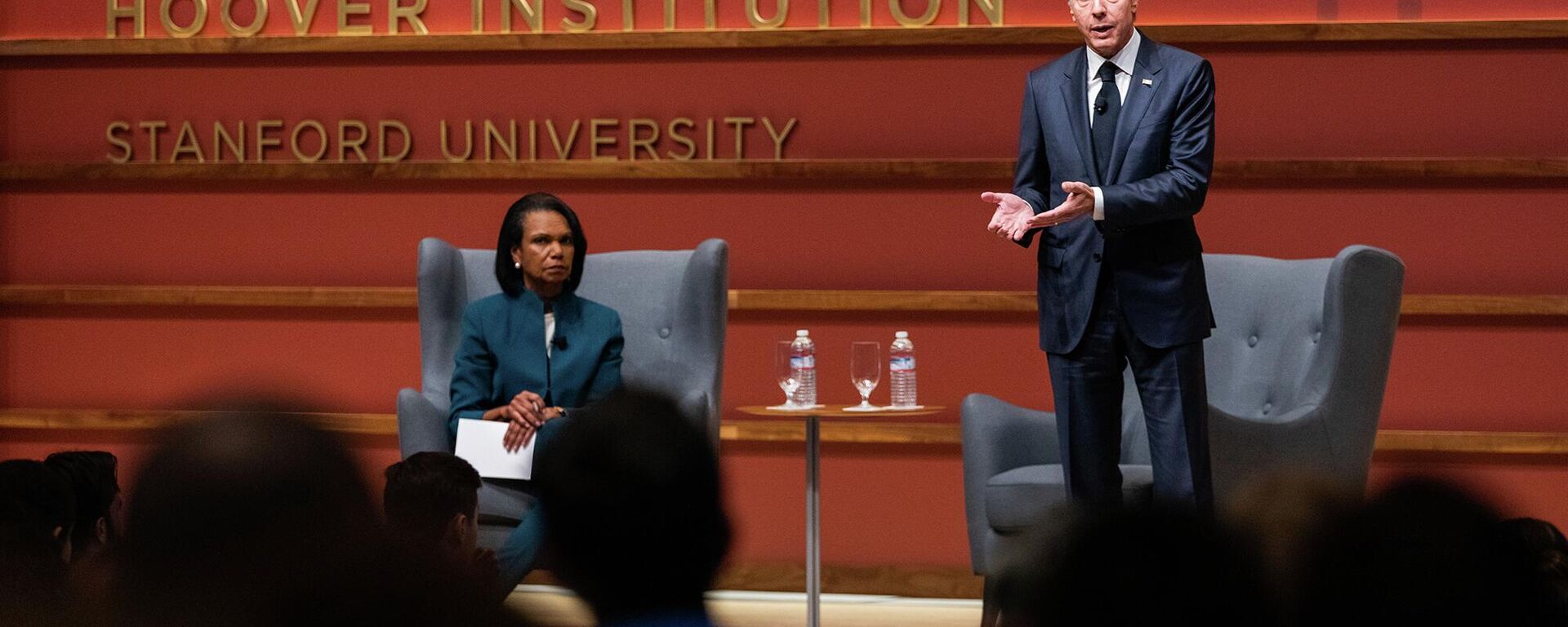 Oğul Bush döneminin Dışişleri Bakanı Condoleezza Rice ile birlikte Stanford Üniversitesi'nin bir forumuna katılan ABD Dışişleri Bakanı Antony Blinken, konuşma yaparken - Sputnik Türkiye, 1920, 18.10.2022