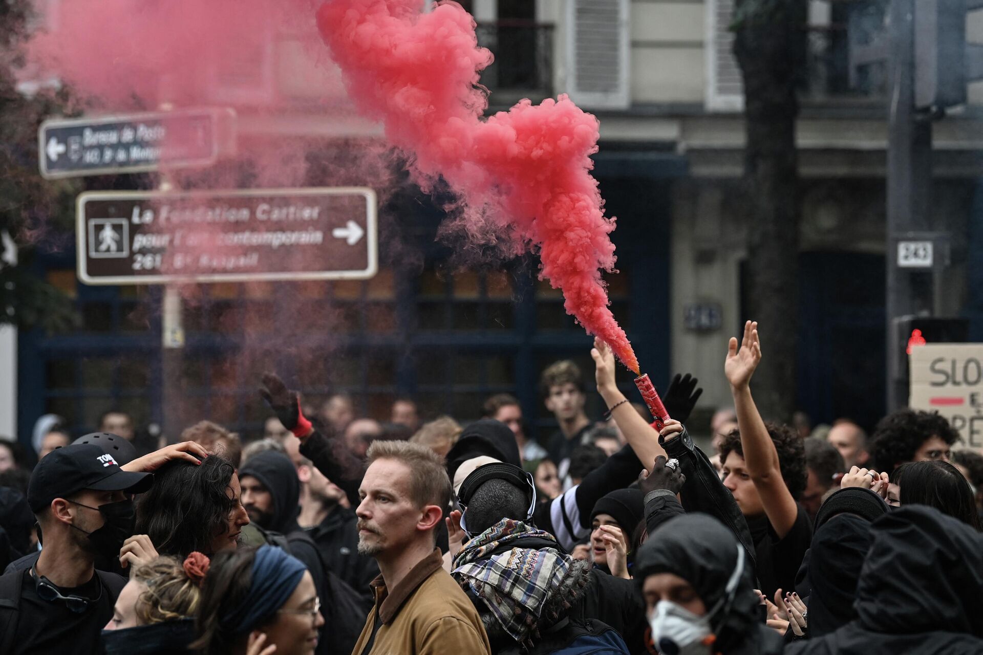 Fransa'da yüzbinlerce kişi, hayat pahalılığına karşı maaşlarda artış talebiyle greve çıktı  - Sputnik Türkiye, 1920, 18.10.2022