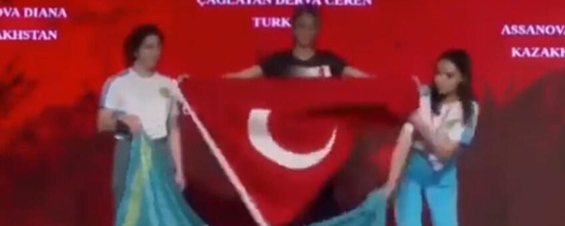 Antalya'da 14-23 Ekim tarihleri arasında düzenlenen Dünya Bilek Güreşi Şampiyonası'nda 21 yaş altı klasmanda mücadele eden Türk milli sporcu Derya Ceren Çağlayan Dünya Şampiyonu oldu. Ödül töreninde yaşanan bayrak mücadelesi ise güne damga vurdu. - Sputnik Türkiye, 1920, 19.10.2022