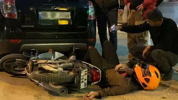 Bursa'nın İnegöl ilçesinde meydana gelen kazada minibüs ile kafa kafaya çarpışan motosikletin sürücüsü yaralandı. Kazada yaralanan gencin cebinden çıkardığı telefonuyla hem tek olarak hem de yardımcı olan bir genç ile 'selfie' yapması dikkat çekti. - Sputnik Türkiye