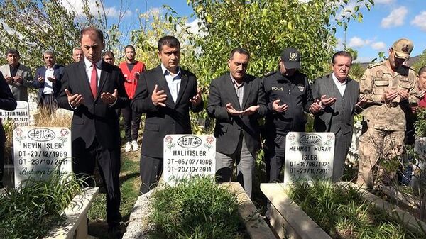 Van'da 11 yıl önceki depremde hayatını kaybedenler anıldı
 - Sputnik Türkiye
