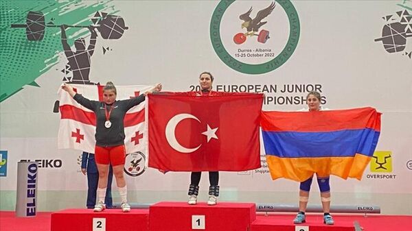 Milli halterci Sara Yenigün, üç altın madalya kazanarak Avrupa şampiyonu oldu
 - Sputnik Türkiye