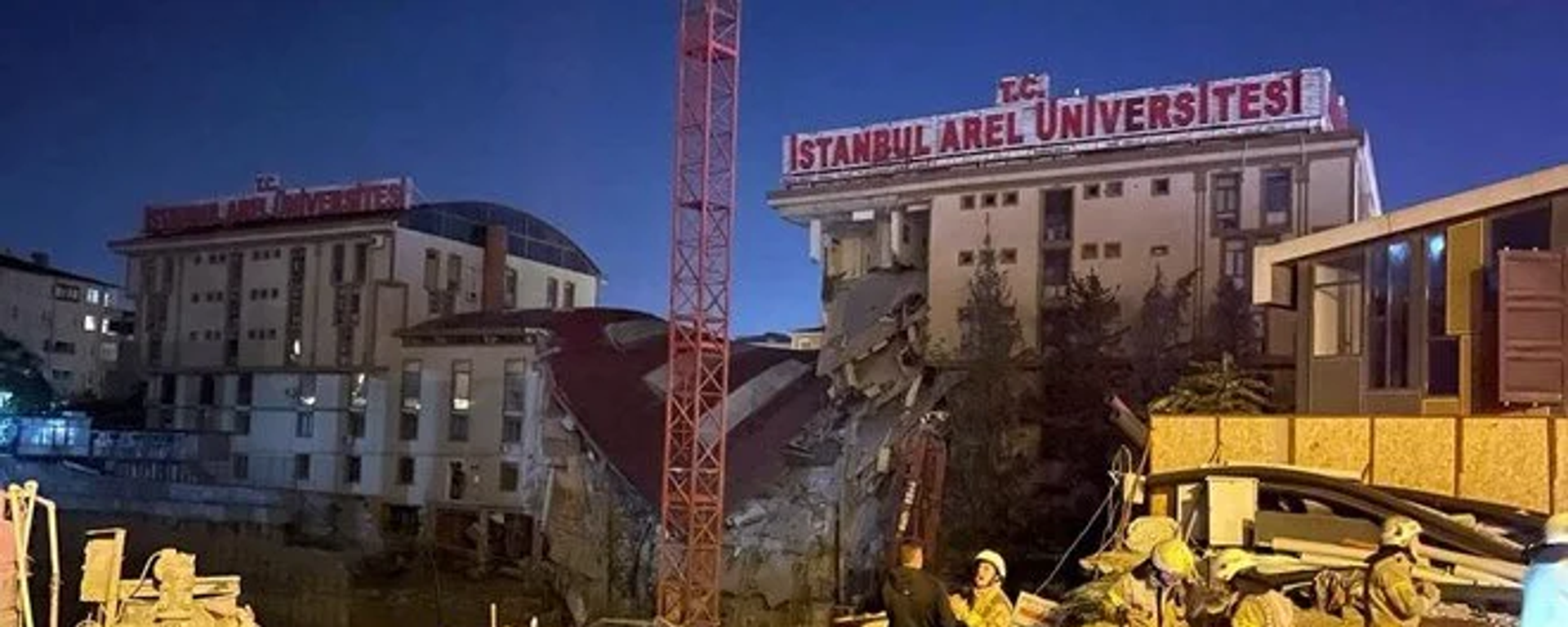 İstanbul Küçükçekmece'de, bir konut şantiyesinin istinat duvarının çökmesi sonucu, bitişiğindeki özel üniversitenin 3 katlı binası da çöktü, üniversitenin ana binasında da büyük hasar oluştu. - Sputnik Türkiye, 1920, 24.10.2022