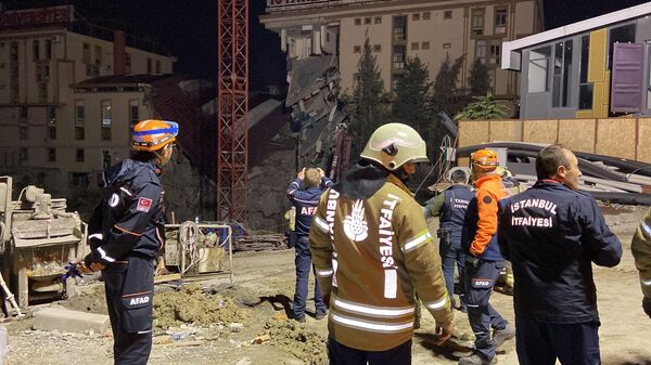 Küçükçekmece'de bir inşaatın istinat duvarının çökmesi ve bitişiğindeki İstanbul Arel Üniversitesi binasının yıkılması üzerine, bina çevresinde bulunan 71 öğrencinin olduğu bir yurt, 6 bina ve 128 daire tedbir amacıyla boşaltıldı. - Sputnik Türkiye