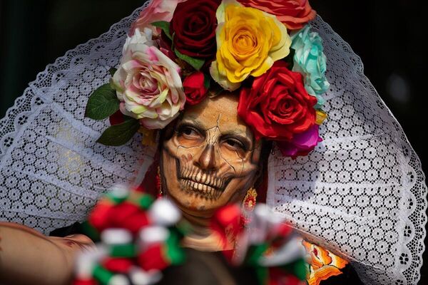 İki günlük kutlama boyunca giyilen iskelet kostümleri, figürleri ve Catrina olarak bilinen kafatasları, Jose Guadalupe Posada&#x27;nın çizimlerinden esinlenerek yapılıyor. - Sputnik Türkiye