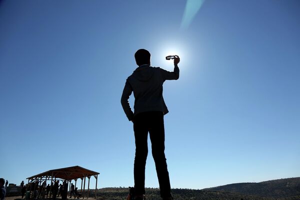 Parçalı Güneş tutulması dünyanın birçok noktasında olduğu gibi Diyarbakır&#x27;da da gözlemlendi. - Sputnik Türkiye