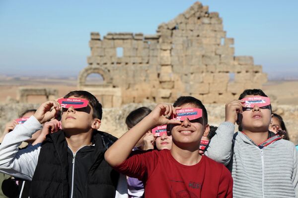 Çınar Bilim ve Sanat Merkezi tarafından düzenlenen “Parçalı Güneş Tutulması Gözlem Etkinliği”nde çocuklar heyecanlı anlar yaşadı. - Sputnik Türkiye