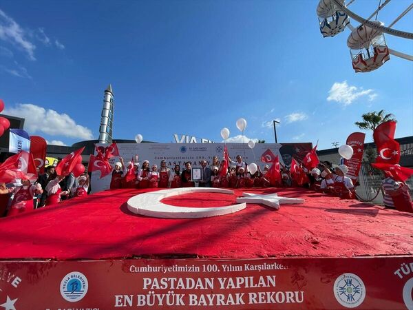 Türk bayrağından yapılan pasta dünya rekoru kırdı - Sputnik Türkiye