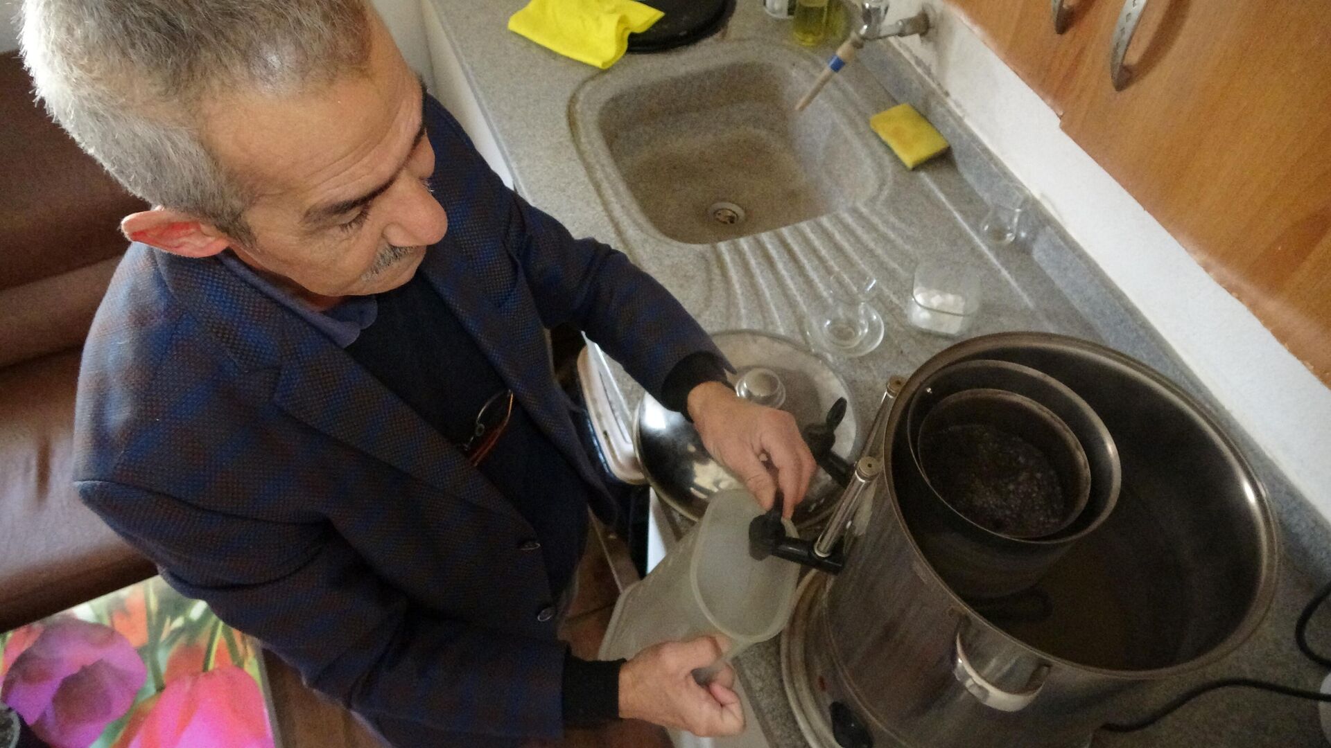 Ordu'nun Altınordu ilçesinde yaşayan 55 yaşındaki Şafak Deliçakar, günde 90 ile 120 bardak çay içiyor. - Sputnik Türkiye, 1920, 28.10.2022