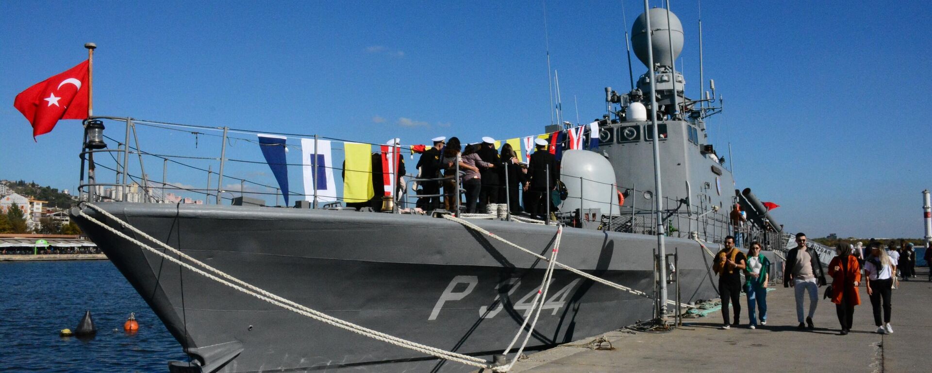 Türkiye’nin önemli hücum botları arasında yer alan TCG Rüzgar, Cumhuriyet’in 99. yılı çerçevesinde İzmit Yat Limanı’nda vatandaşlara kapılarını açtı. Fırsatı değerlendiren vatandaşlar, TCG Rüzgar’ı gezip bol bol hatıra fotoğrafı çektirdi. - Sputnik Türkiye, 1920, 29.10.2022