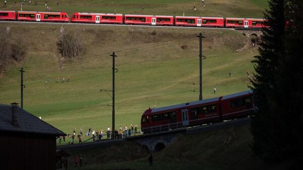 İsviçre'de dünyanın en uzun yolcu treni sefer yaptı - Sputnik Türkiye