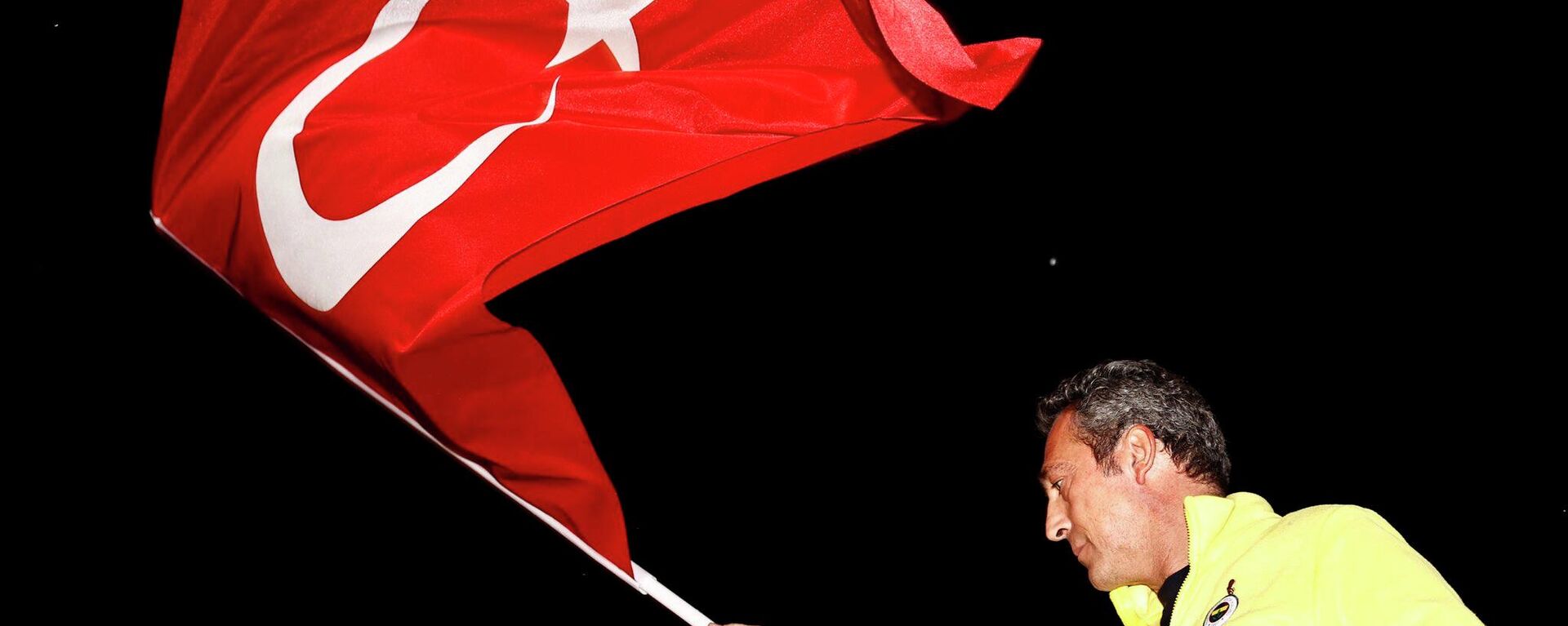 Türkiye Cumhuriyeti'nin 99. kuruluş yıl dönümü nedeniyle Fenerbahçe Spor Kulübü tarafından Bağdat Caddesi'nde Fener Alayı yürüyüşü düzenlendi. Yürüyüşe Kulüp Başkanı Ali Koç da katıldı.
 - Sputnik Türkiye, 1920, 30.10.2022