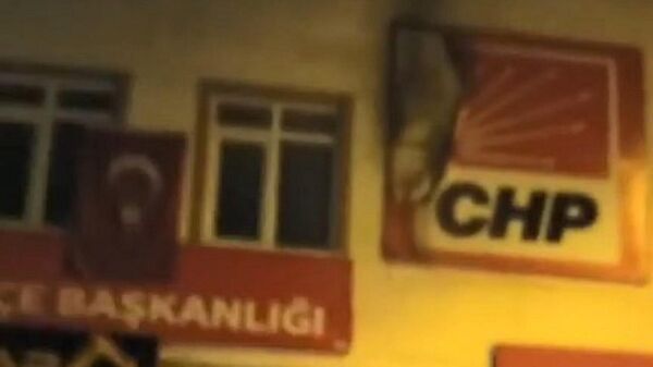  Çankırı'nın Çerkeş ilçesinde CHP İlçe Başkanlığı binasına yanıcı madde atılmasına ilişkin bir şüphelinin gözaltına alındığı bildirildi.  - Sputnik Türkiye