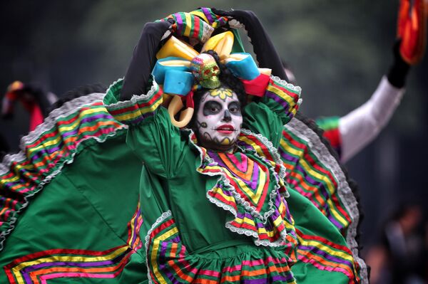 Ancak Meksikalıların geleneğe yoğun ilgi göstermesi sebebiyle ülkedeki kutlamalar her yıl 27 Ekim’de başlayıp 3 Kasım’da sona eriyor. - Sputnik Türkiye