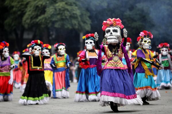 Meksika’nın başkenti Mexico City’de Ölüler Günü dolayısıyla düzenlenen geçit töreni renkli görüntülere sahne oldu. - Sputnik Türkiye