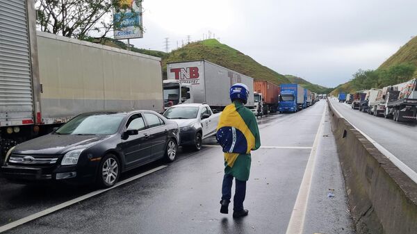 Brezilya'da pazar günü düzenlenen ve ülkenin sol görüşlü eski Devlet Başkanı Luiz Inacio Lula da Silva'nın zaferiyle sonuçlanan ikinci tur devlet başkanlığı seçiminin ardından Jair Bolsonaro yanlısı kamyoncular ülkenin çeşitli bölgelerindeki yolları kapatarak gösteriler düzenledi. - Sputnik Türkiye