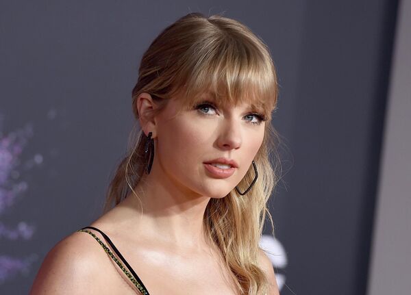 Geçtiğimiz günlerde yeni albümünün yayınlandığı haberiyle Spotify'da kısa bir süreliğine erişim sorunu yaşanmasına neden olan Taylor Swift, Midnights albümündeki parçalarla yeni bir rekor daha kırdı. - Sputnik Türkiye