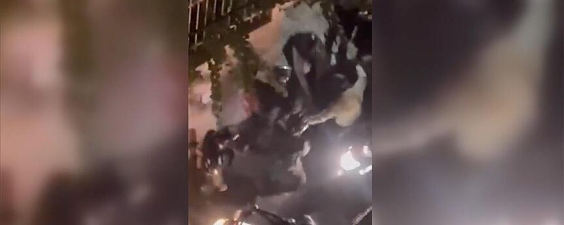 İran'da Mahsa Emini protestoları: Polislerin bir göstericiyi 'yargısız infaz ettiği' sonucu çıkarılan video - Sputnik Türkiye, 1920, 02.11.2022