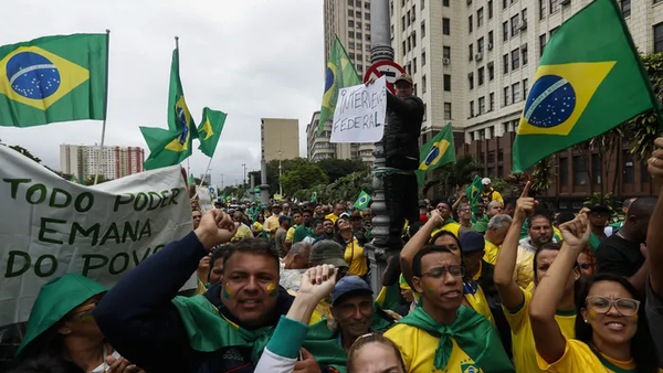 Brezilya'da pazar günü düzenlenen ikinci tur devlet başkanlığı seçimini kaybeden ve seçim sonuçlarını açık bir şekilde kabul etmeyen Devlet Başkanı Jair Bolsonaro'nun destekçileri, ülkenin çeşitli bölgelerinde askeri birliklerin önünde düzenlediği gösterilerde orduya 'müdahale etme' çağırısında bulundu. - Sputnik Türkiye