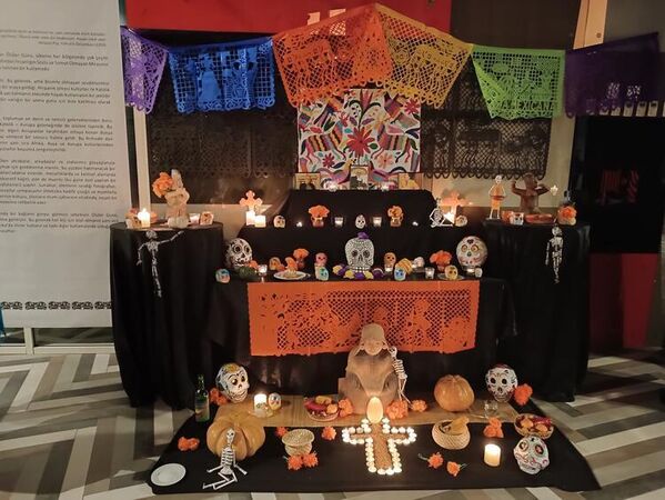 Meksika’da her yıl yakınlarını anmak için kutlanan &#x27;Ölüler Günü&#x27; etkinliği, Ankara&#x27;da gerçekleştirildi. Etkinliğe Meksika&#x27;nın Ankara Büyükelçisi Jose Luis Martinez Hernandez, diplomatlar ve misyon şefleri katıldı. - Sputnik Türkiye