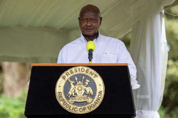 Uganda Cumhurbaşkanı Yoweri Museveni, Ocak 1986&#x27;dan bu yana 36 yıldır ülkesini yönetiyor. Tartışmalı bir kampanyanın ardından Ocak 2021&#x27;de altıncı dönem için yeniden seçildi. - Sputnik Türkiye