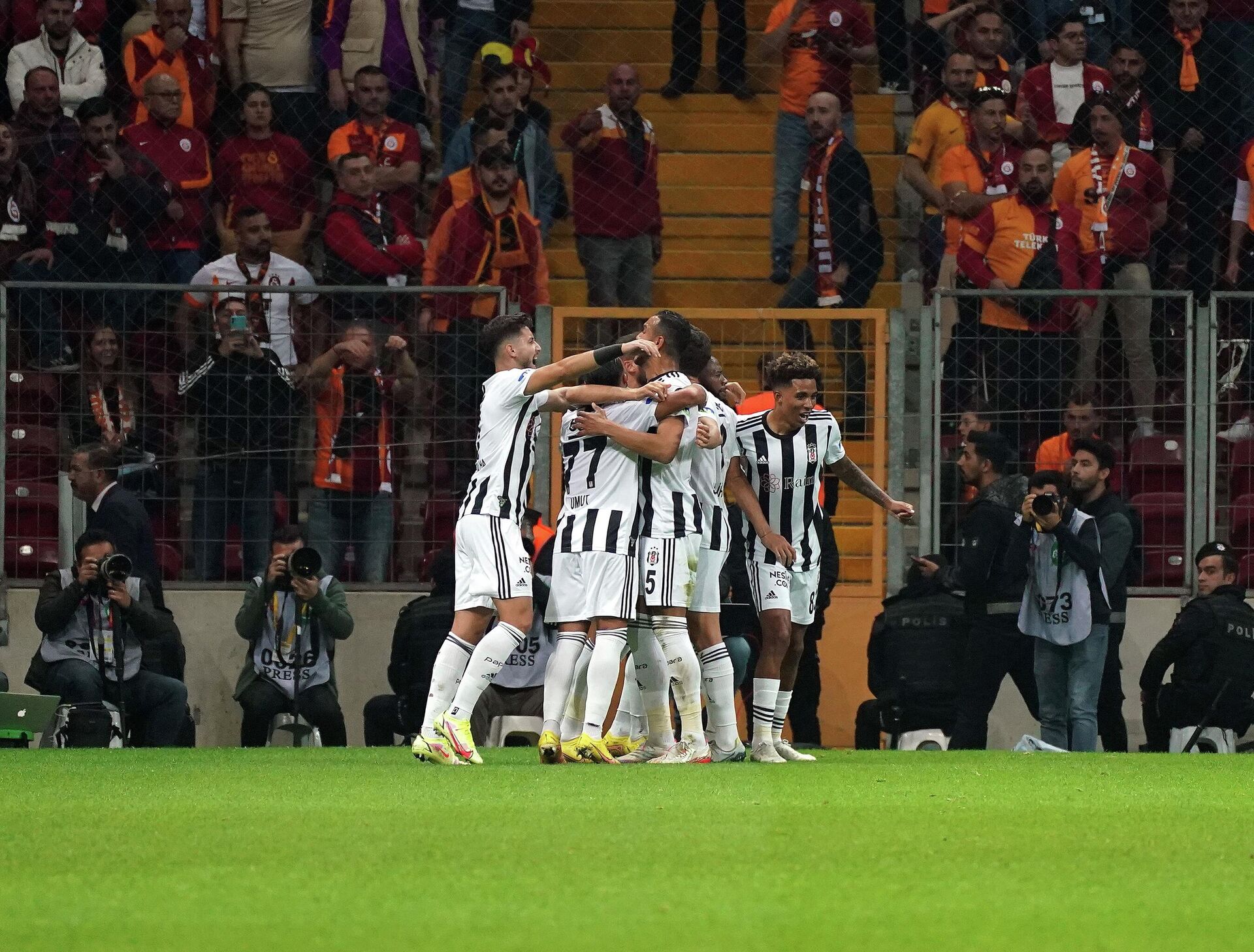 Spor Toto Süper Lig'in 13. haftasında Galatasaray, sahasında Beşiktaş ile karşı karşıya geliyor. Müsabakanın ilk yarısı 1-1'lik beraberlikle tamamlandı. - Sputnik Türkiye, 1920, 05.11.2022