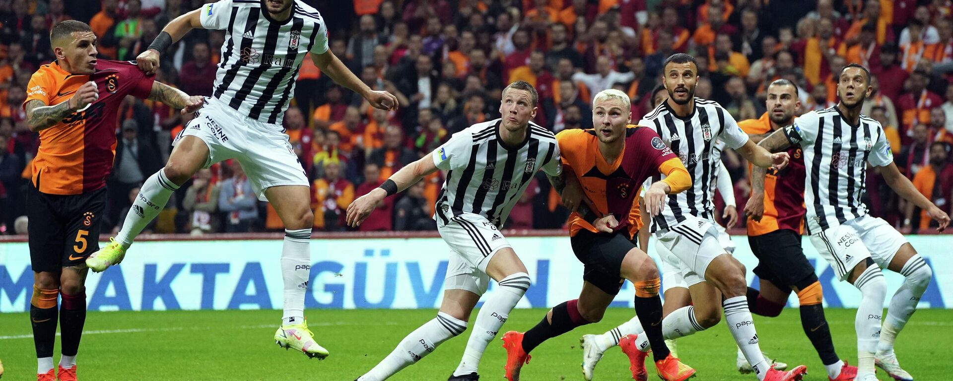 Spor Toto Süper Lig'in 13. haftasında Galatasaray, sahasında Beşiktaş ile karşı karşıya geliyor. Müsabakanın ilk yarısı 1-1'lik beraberlikle tamamlandı. - Sputnik Türkiye, 1920, 03.08.2024