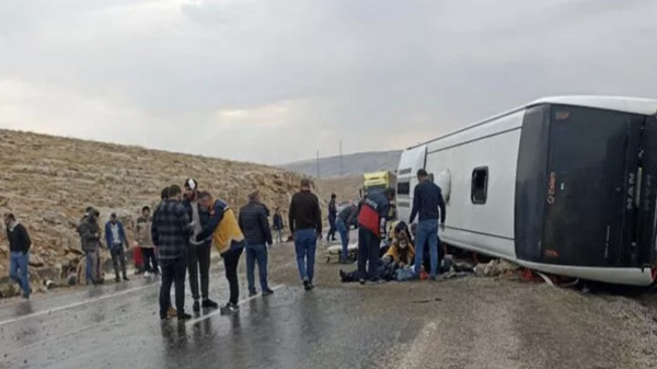Sivas’ta kaçak göçmenleri taşıyan bir otobüs devrildi.  - Sputnik Türkiye