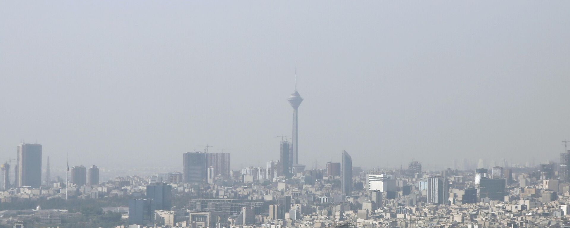 İran’da 27 şehirde yapılan araştırmalarda son bir yılda 20 bin 800 kişinin hava kirliliğine bağlı sağlık sorunları nedeniyle hayatını kaybettiği ifade edildi. - Sputnik Türkiye, 1920, 22.11.2022