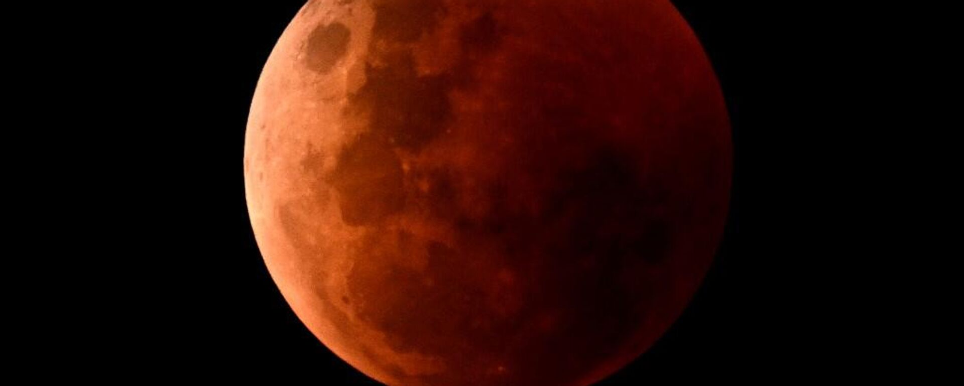 Dünyadan Kanlı Ay tutulması manzaraları  - Sputnik Türkiye, 1920, 06.09.2025
