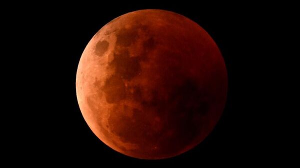 Dünyadan Kanlı Ay tutulması manzaraları  - Sputnik Türkiye